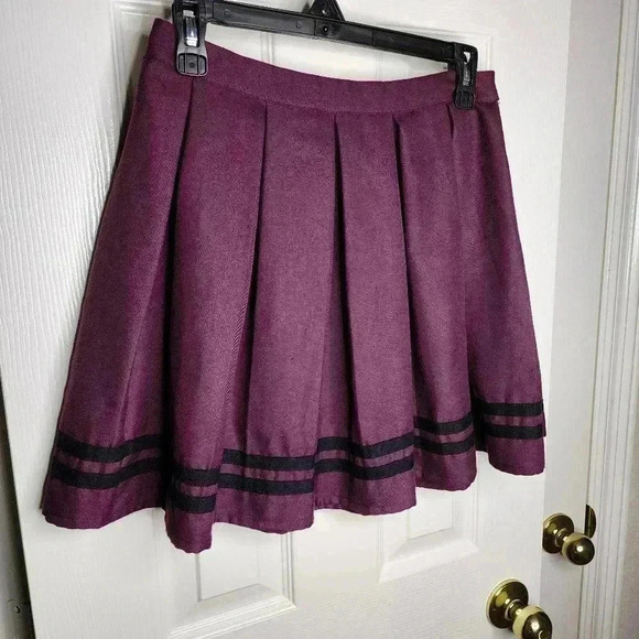 NWT Hot Topic Burgundy Cheer Pleated Striped Zipper Mini Skirt Small - Picture 2 of 11